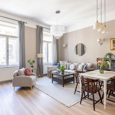 Charming Central Dream Home & Retreat By Prestige Homes Budapest Eksteriør billede